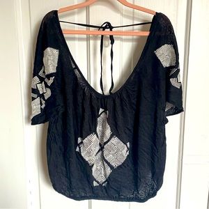 Free People 100% linen B&W geometric short sleeve top